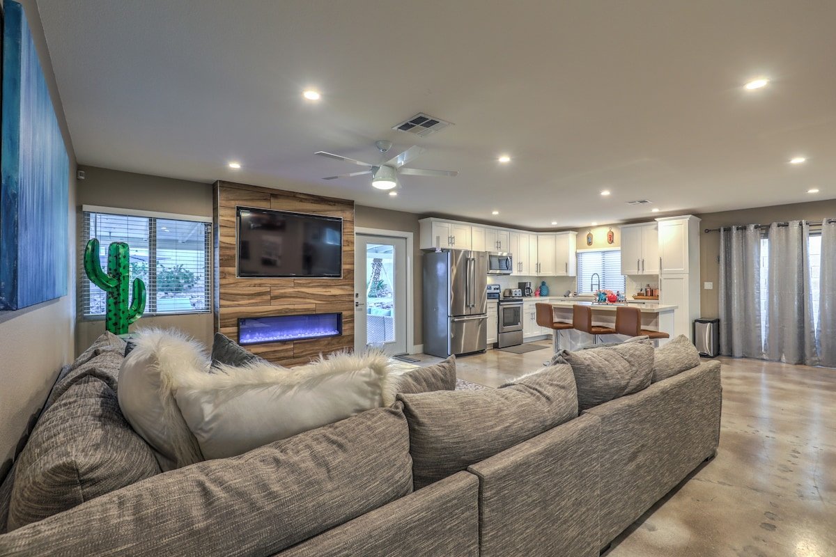 1.8 Miles from the Strip! Private Pool, Game Room! gallery image 4