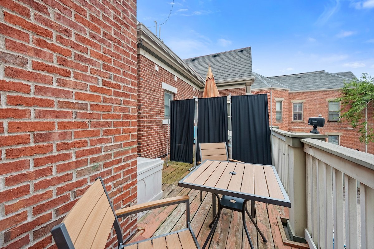 Combined 2 homes- 9BR/8 BTH, 25 beds Best Location gallery image 5