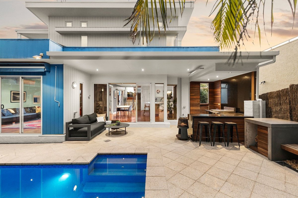 Luxury Poolside Oasis with Views sleeps 11 gallery image 4