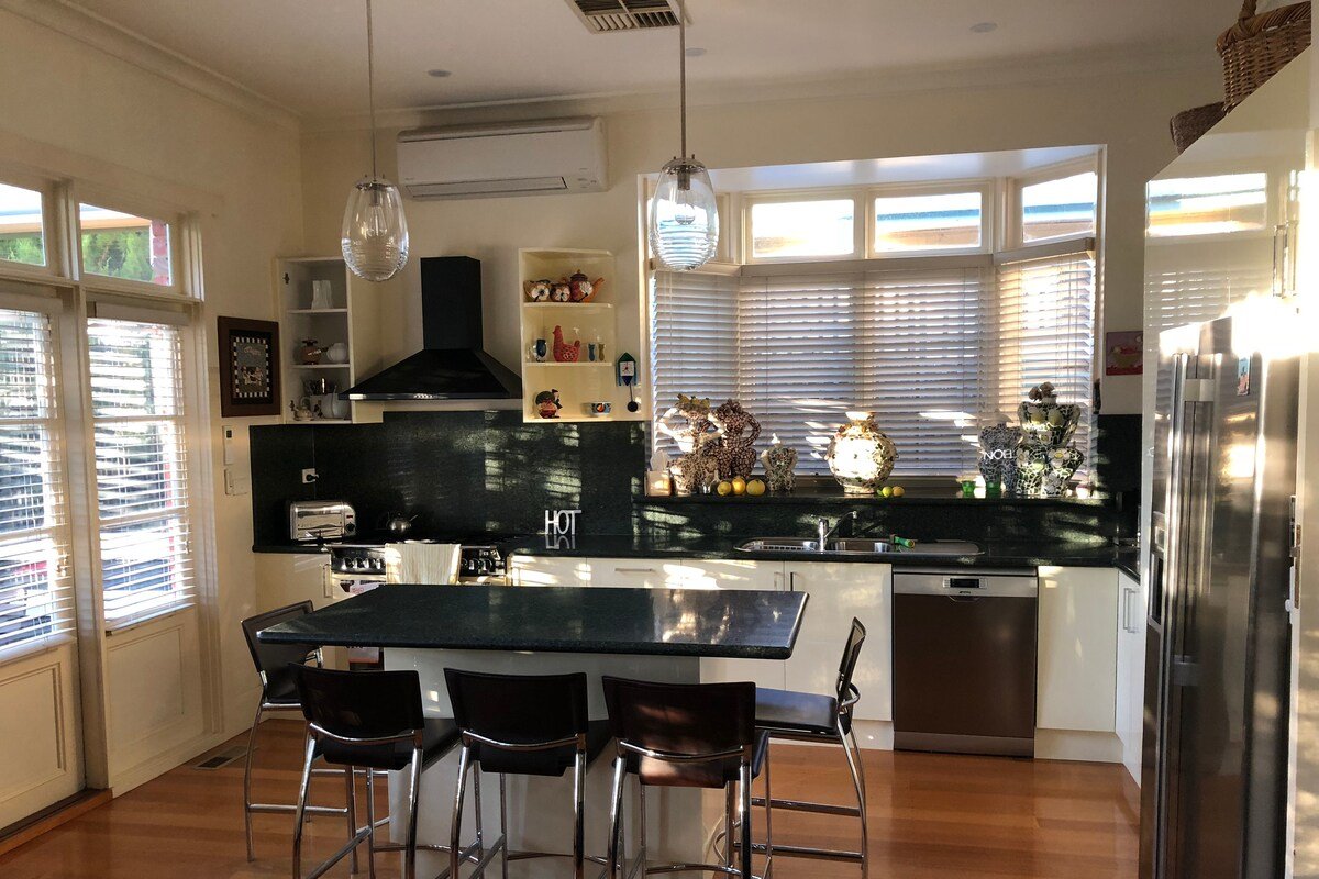 3 Bedroom, 3.5 bathrm, Home w double garage gallery image 3