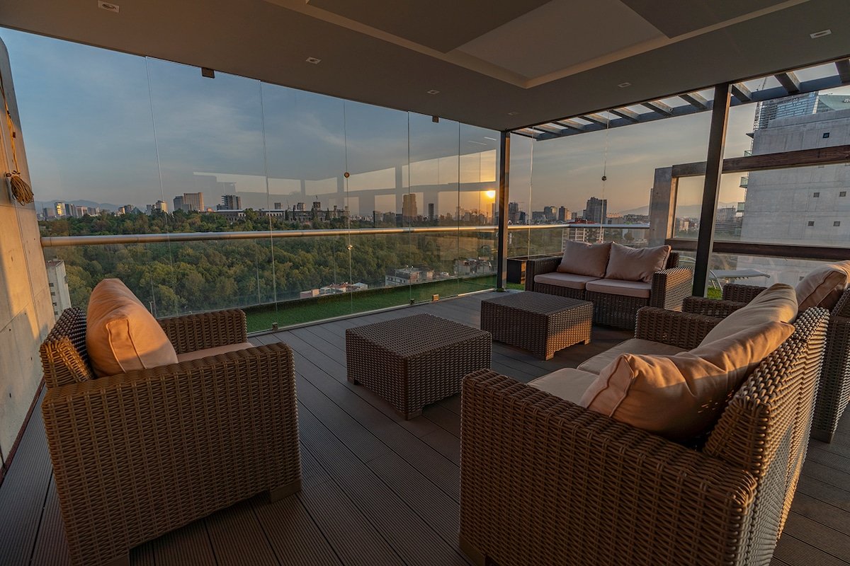 Luxury PH Incomparable View Roofgarden N Jacuzzi gallery image 2