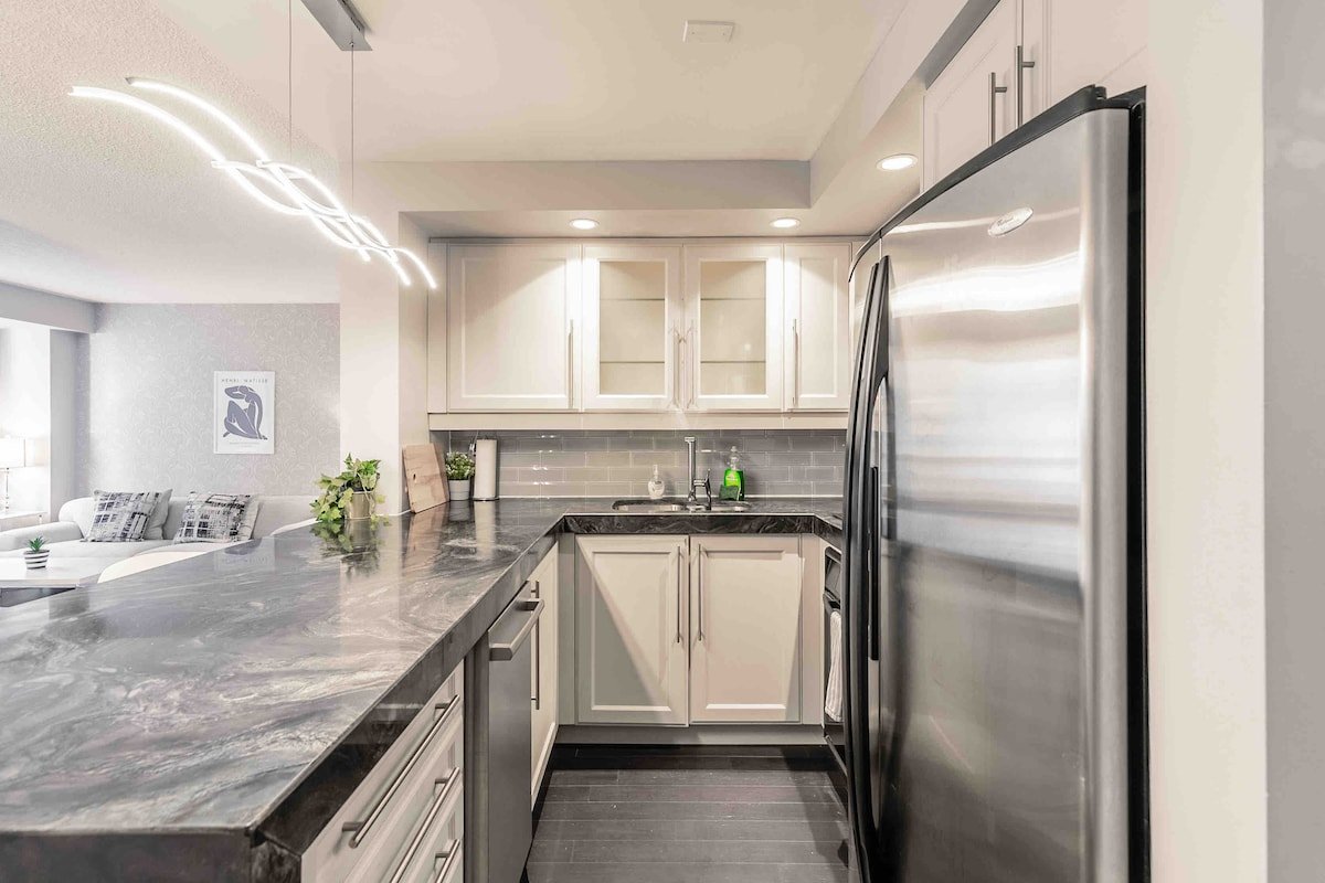 Location & Style 2 BDRM~Gym/Parking/Cable TV gallery image 5