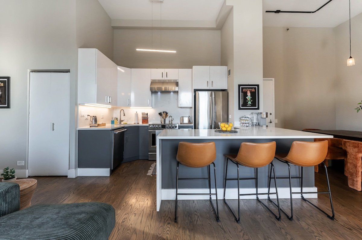 Dtown Penthouse 3bd VIEWS+Parking +Gym+Pool gallery image 3