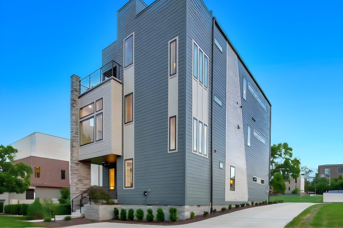 Spacious Gulch Mansion | Super Skyline Views gallery image 2