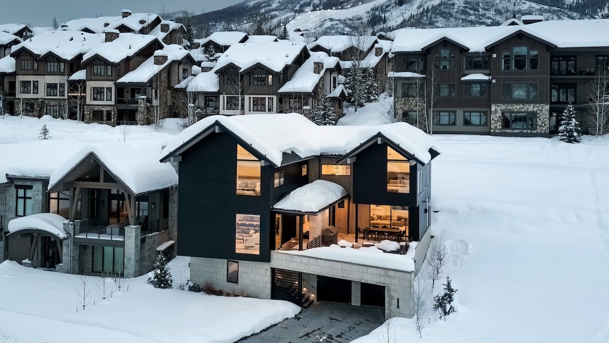 Hot Tub + Close to Skiing – Andalusian Lodge