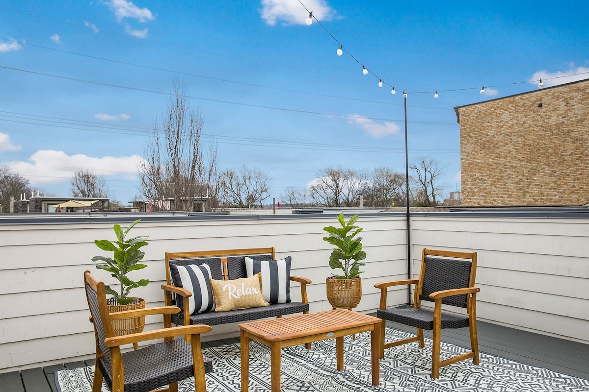 Hot Tubs + Rooftops | Sleeps 20 Near Broadway gallery image 3