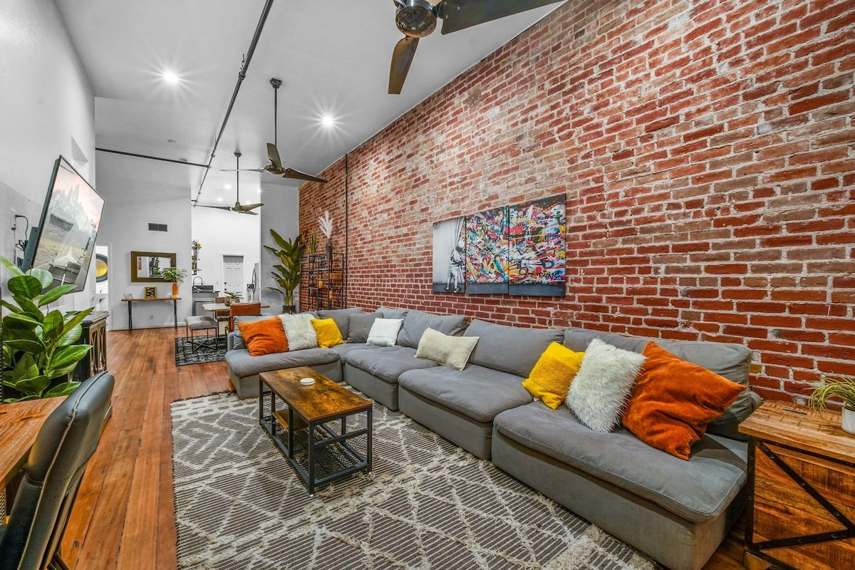 Gaslamp Huge Layout 4BR/2BA Attached Units gallery image 4