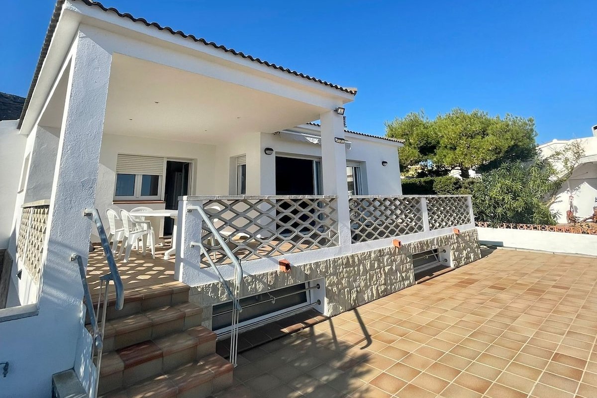 Amazing beachfront family home gallery image 3