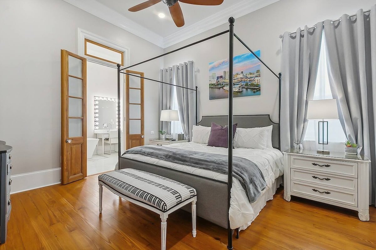 Luxurious Mid City Classic Home On Streetcar Line gallery image 3