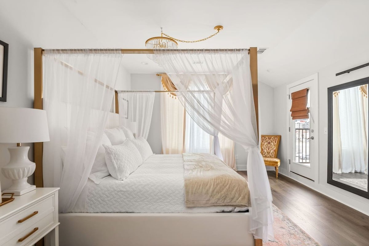 Spacious Group Getaway: Rooftop Deck & Hot Tub! gallery image 3