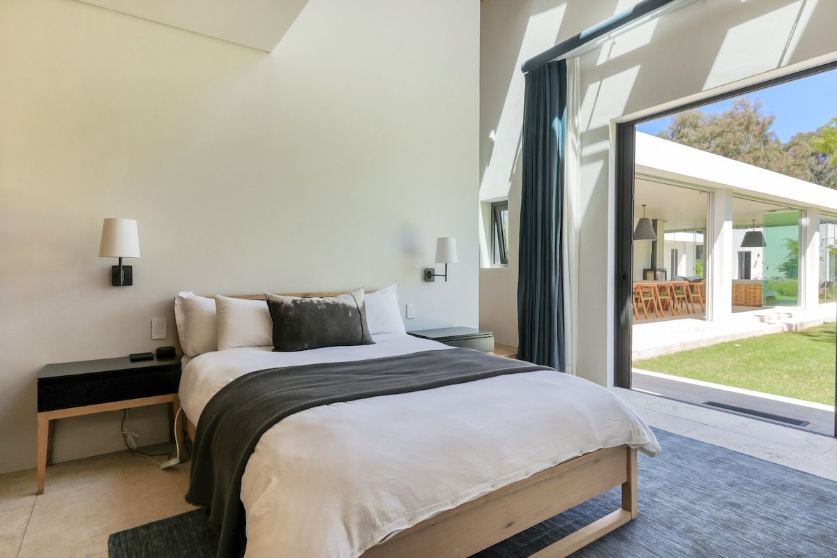 5-Bedroom Forest Getaway with Jacuzzi & Views gallery image 4