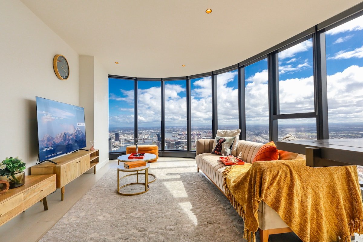 Modern 3-Bed City Escape with Hot Tub in Melbourne gallery image 5
