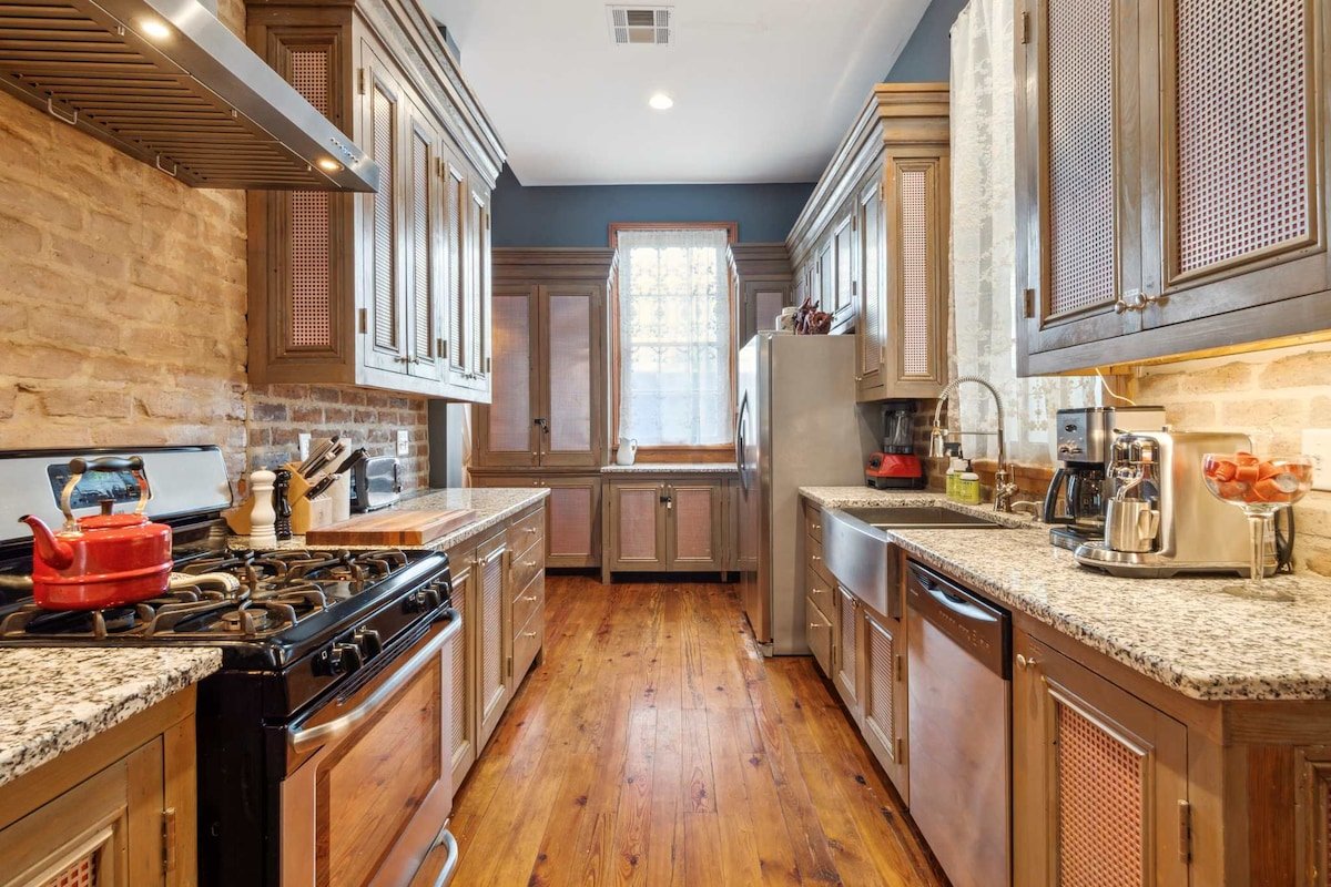 Victorian Villa w Heated Pool & Hot Tub 5BR|6BA gallery image 3