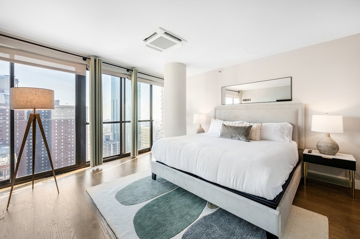 Downtown Penthouse 5bd VIEWS | Parking, Gym+Pool gallery image 3