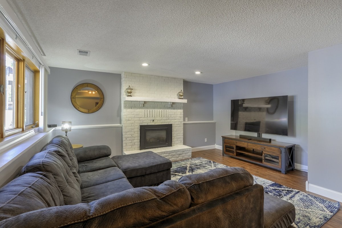 Spacious 5-BR Retreat: Oasis Getaway gallery image 5