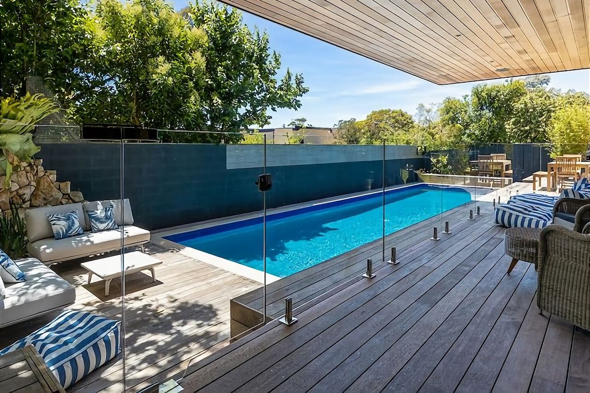 Majestic McCrae Luxury Pool Views to the Bay gallery image 4