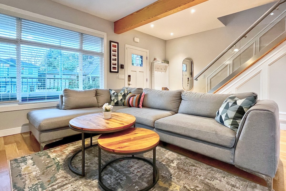 Luxury Home on the Drive with AC, Family-Friendly gallery image 4