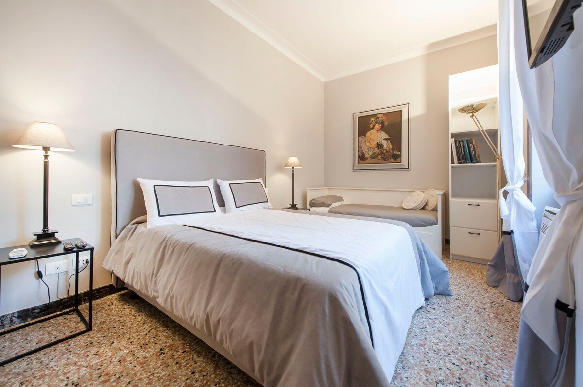 Authentic TrastevereApartment sleeps 6 2 bathroom gallery image 2