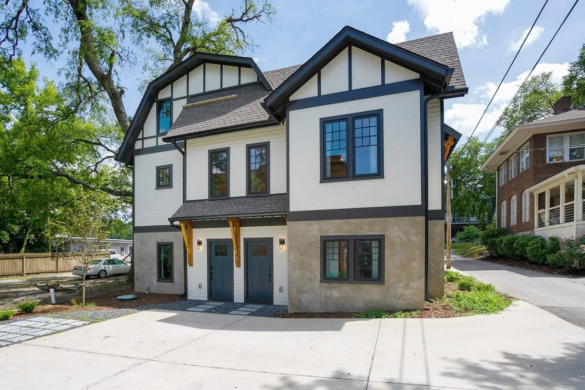 Expansive 3-Home Property! Hot Tub + Walk to 12 So gallery image 3