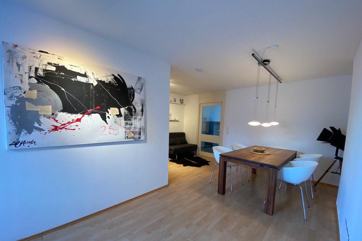 Artistic and Spacious Apartment gallery image 5