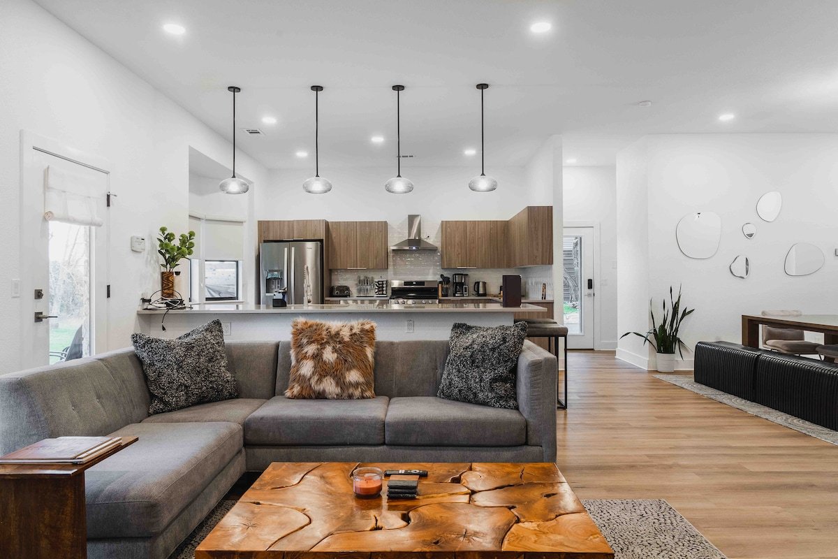 The VIEW•Pool•Spa•Goats•Chickens Sleeps 20|13 beds gallery image 2