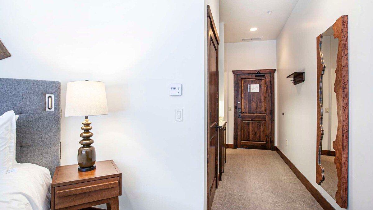 Hyatt Penthouse 456 -The Canyons- Ski in walk out! gallery image 4