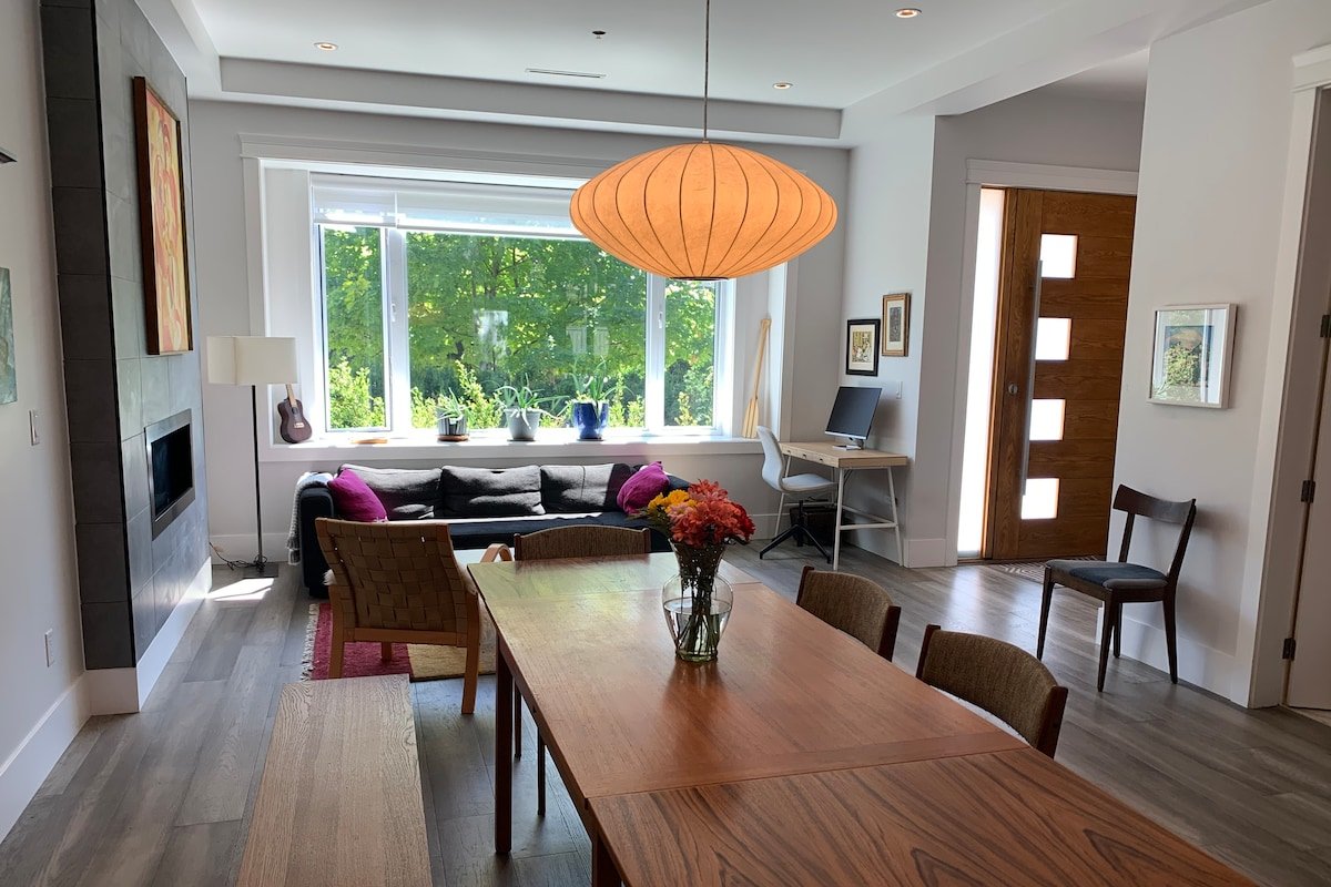 Modern home, sleeps 6-8, centrally located gallery image 3