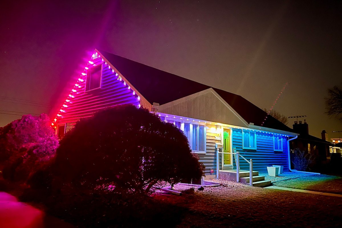 Large Group Getaway 5 mins MSP/MOA |Theatre Room gallery image 5