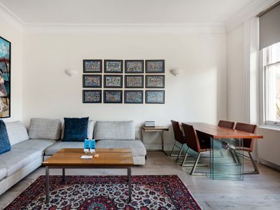 Walk to the Natural History Museum from a Bright Apartment