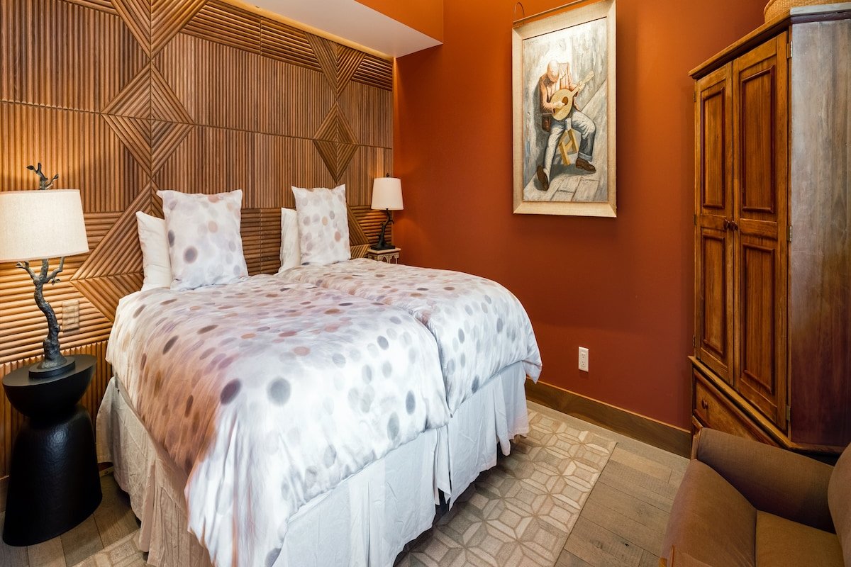 Village Inn Plaza #501 gallery image 2