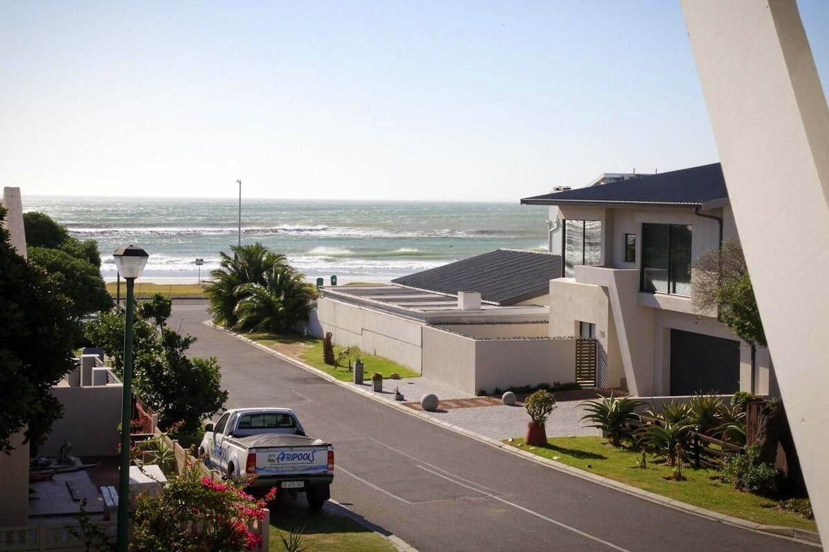 4-bed Beach House Sea Views, 50m Walk to the Beach gallery image 3