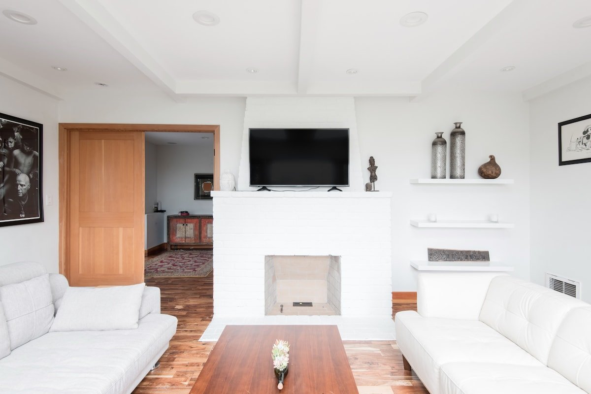 Contemporary Vintage with Great View gallery image 2