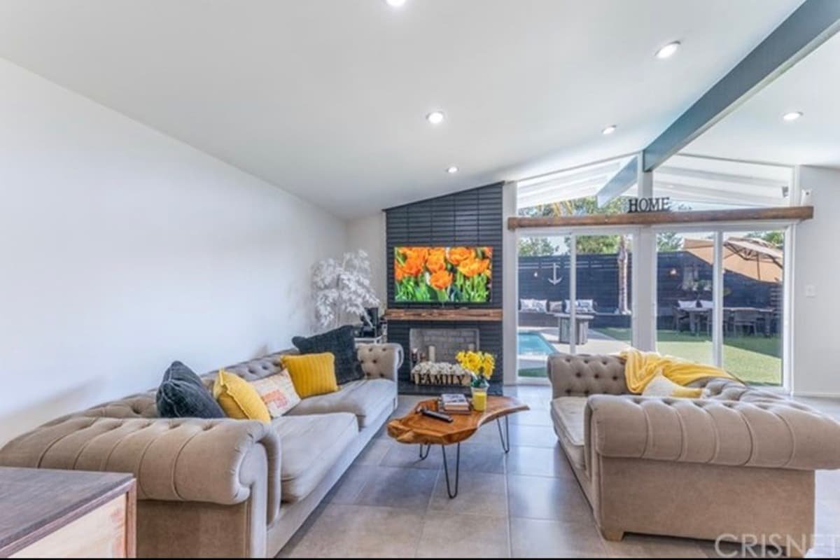 5 Bedroom retreat with large pool and yard gallery image 3