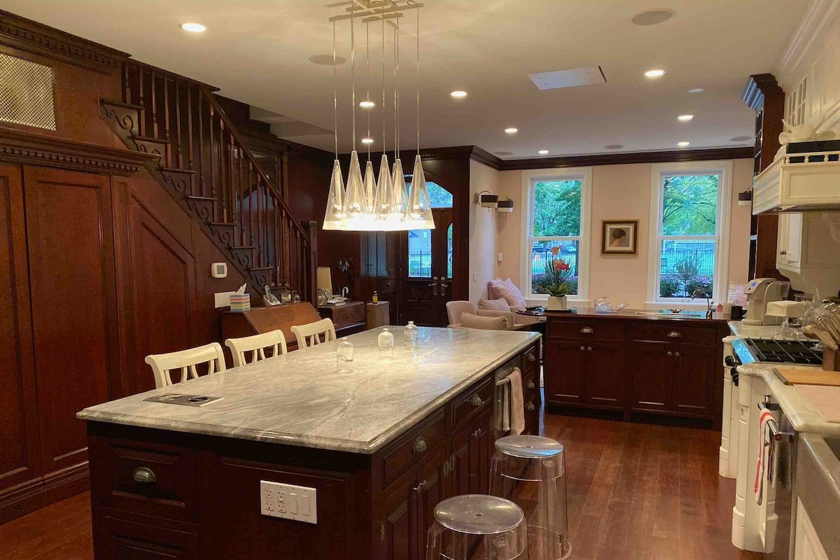 Old Town Cosmopolitan Four Bedroom, Four Bath gallery image 5