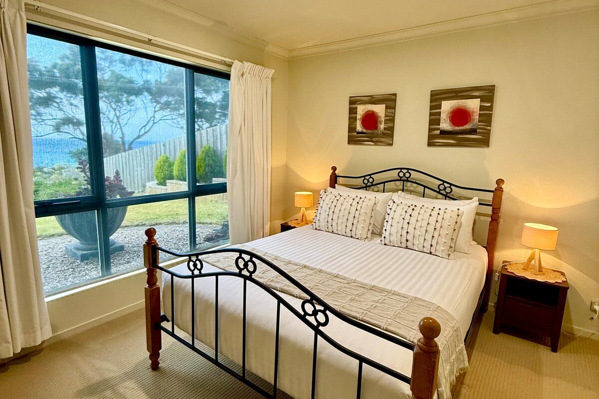 Lichen Villa Bay of Fires gallery image 5