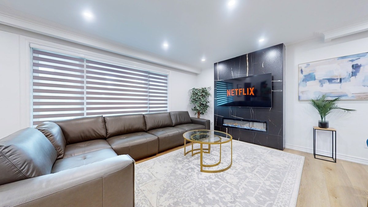 Luxury 7 Bedroom/3 Bath Home [No Cleaning Fee] gallery image 5