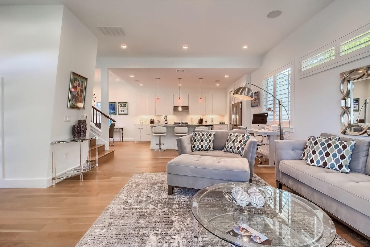 Upscale on S. Lamar- garage, gated yard w/dog door gallery image 5