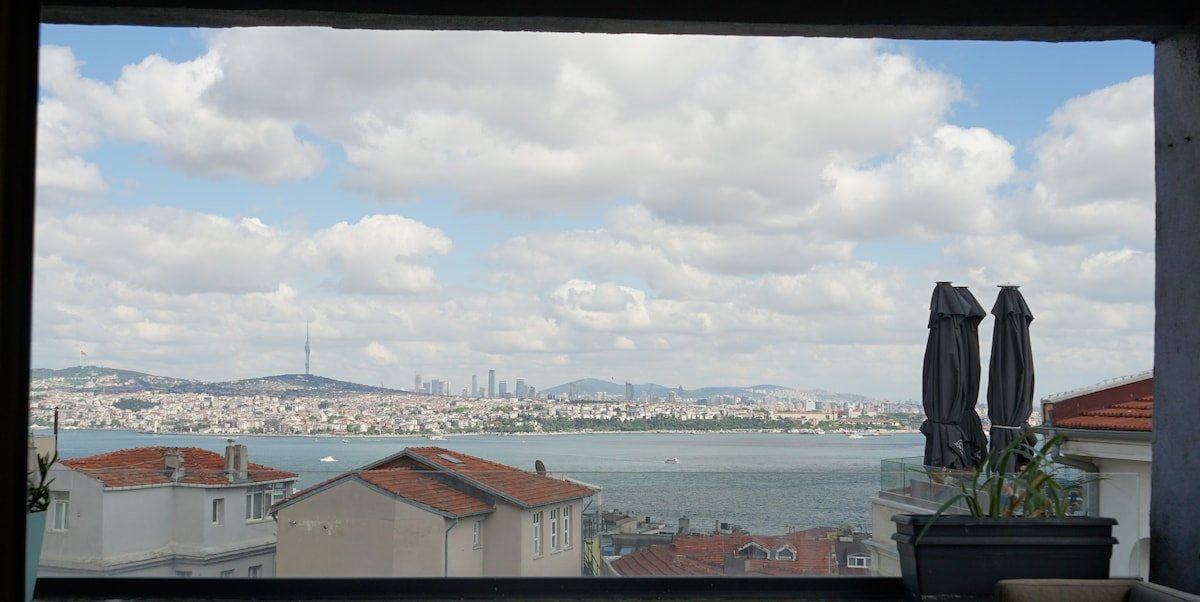 Spacious 2-bd in Galata w/ Terrace over Bosphorus gallery image 3