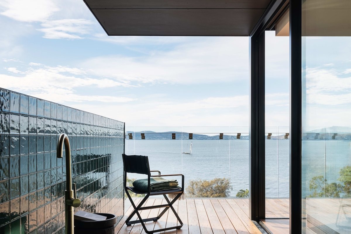 ‘Sydney’ – Waterfront penthouse in Battery Point gallery image 5