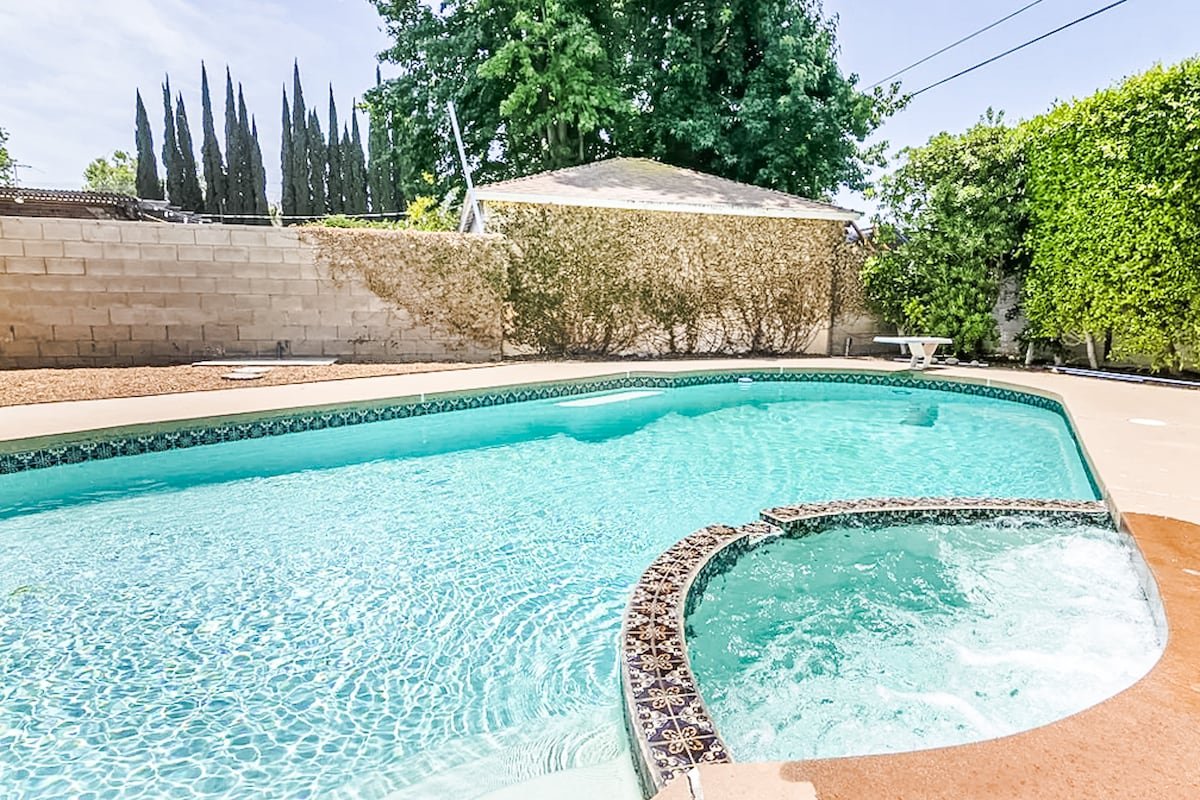 Private house with pool in LA gallery image 4