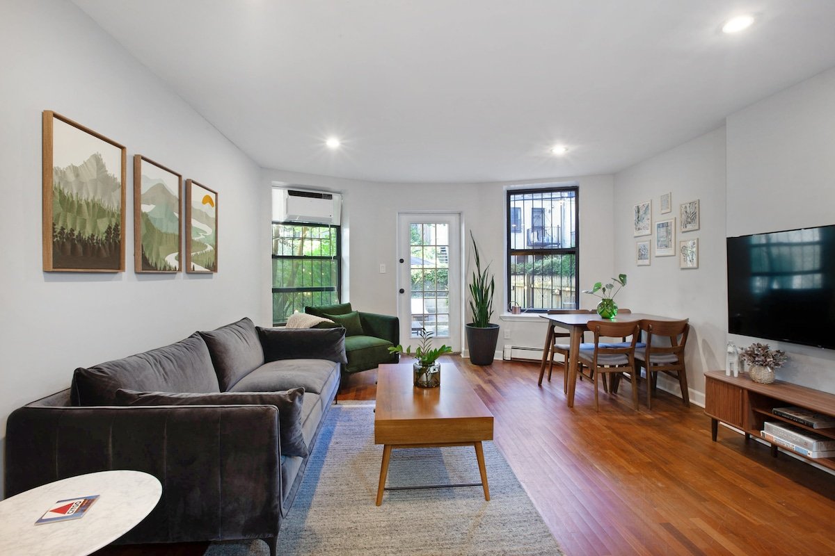 Peaceful townhome near Central Park – SuperHost gallery image 2