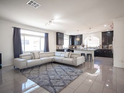 Spacious &Cheerful 4-Bedrooms indoor w/fireplace