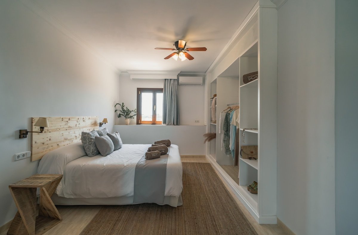 Can Cama Rotja, pool, barbecue & incredible views gallery image 5