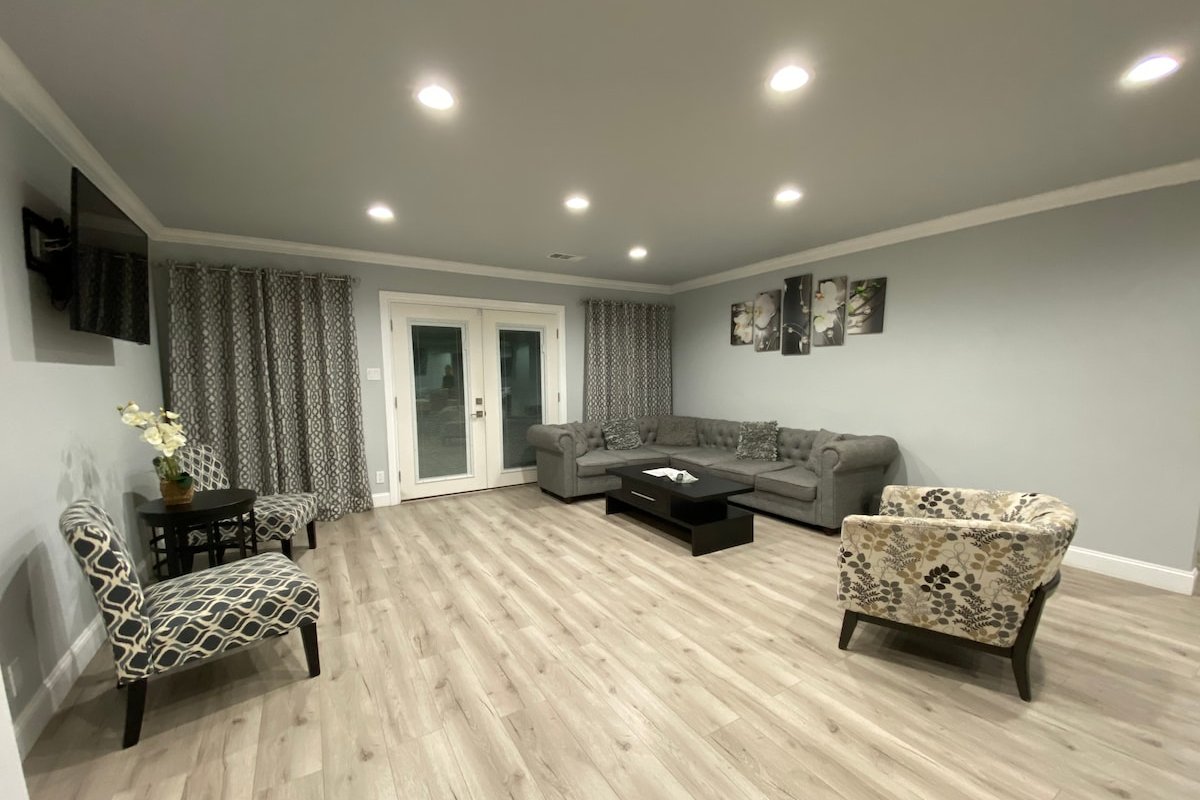 Beautiful One of a kind Home with Pool & Jacuzzi! gallery image 4