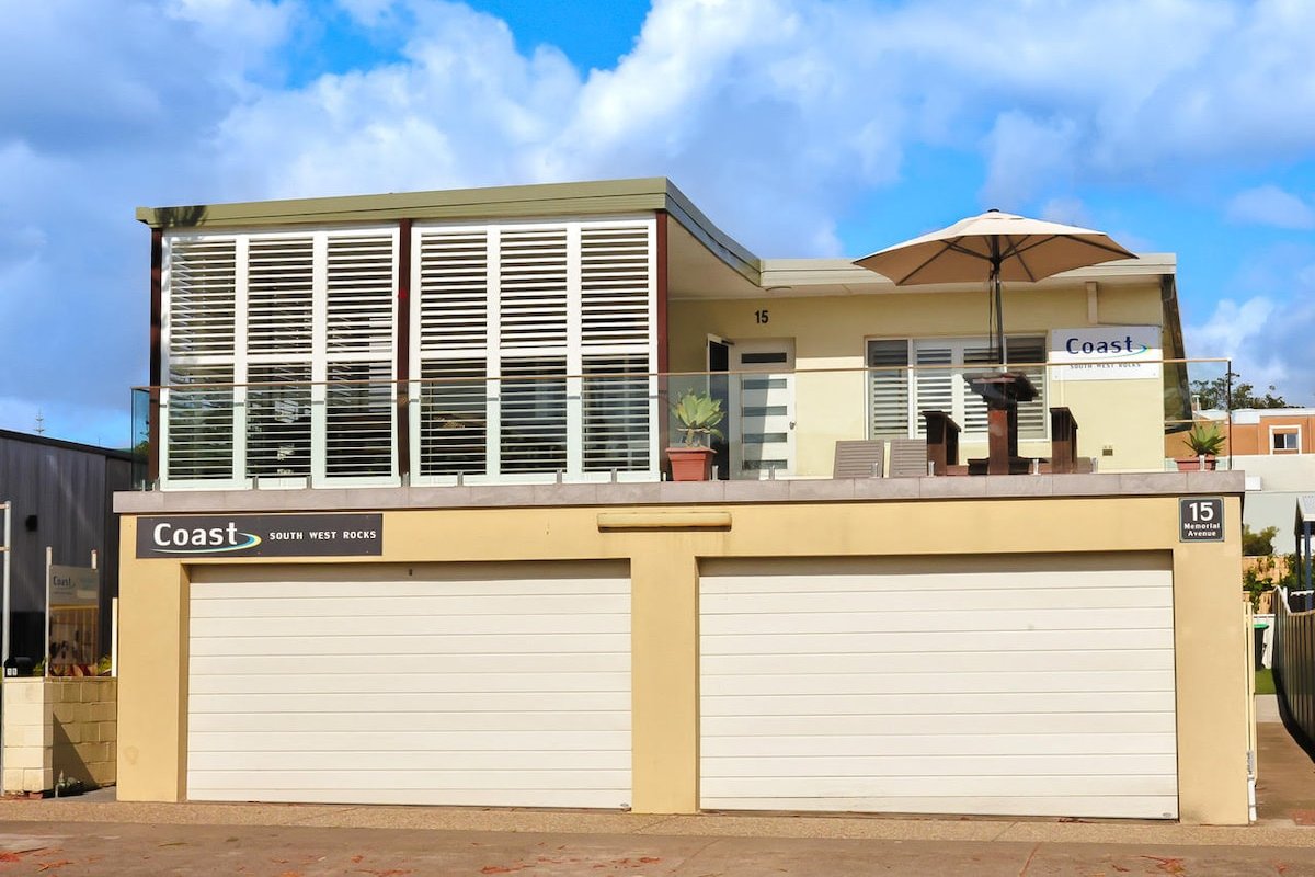 WholeTopFloor Modern Central Ocean View -HUGE DECK gallery image 2