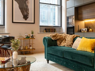 Elegant & Luxurious | Central Chinatown Residence