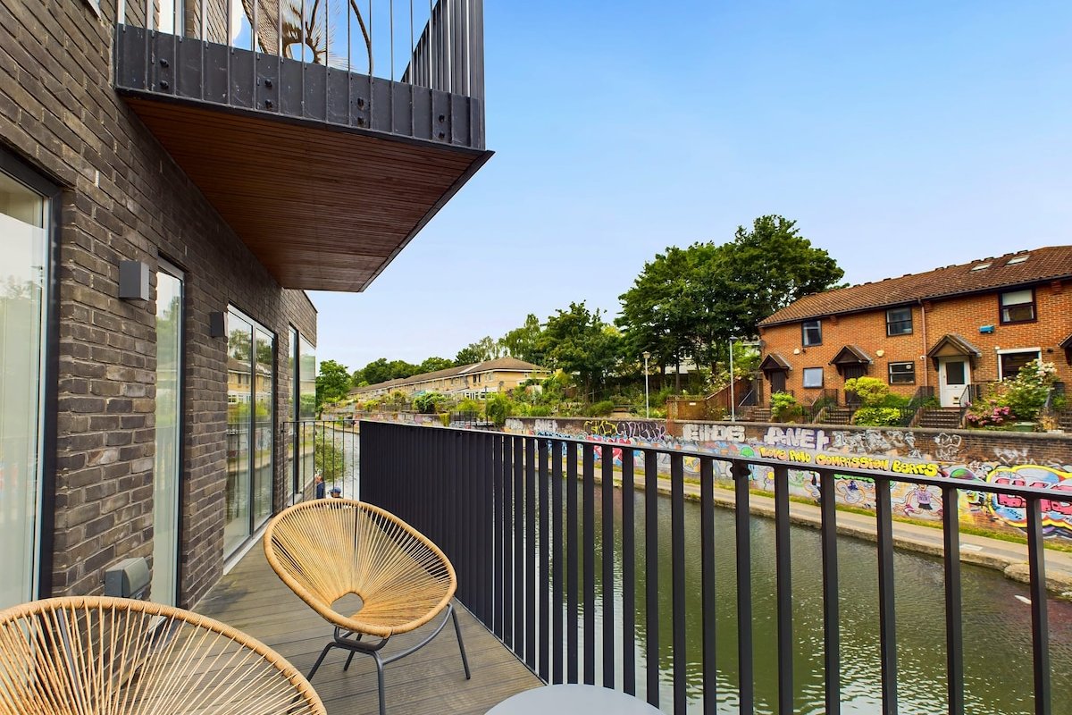 Decadent Mews House overlooking Regent’s Canal gallery image 5
