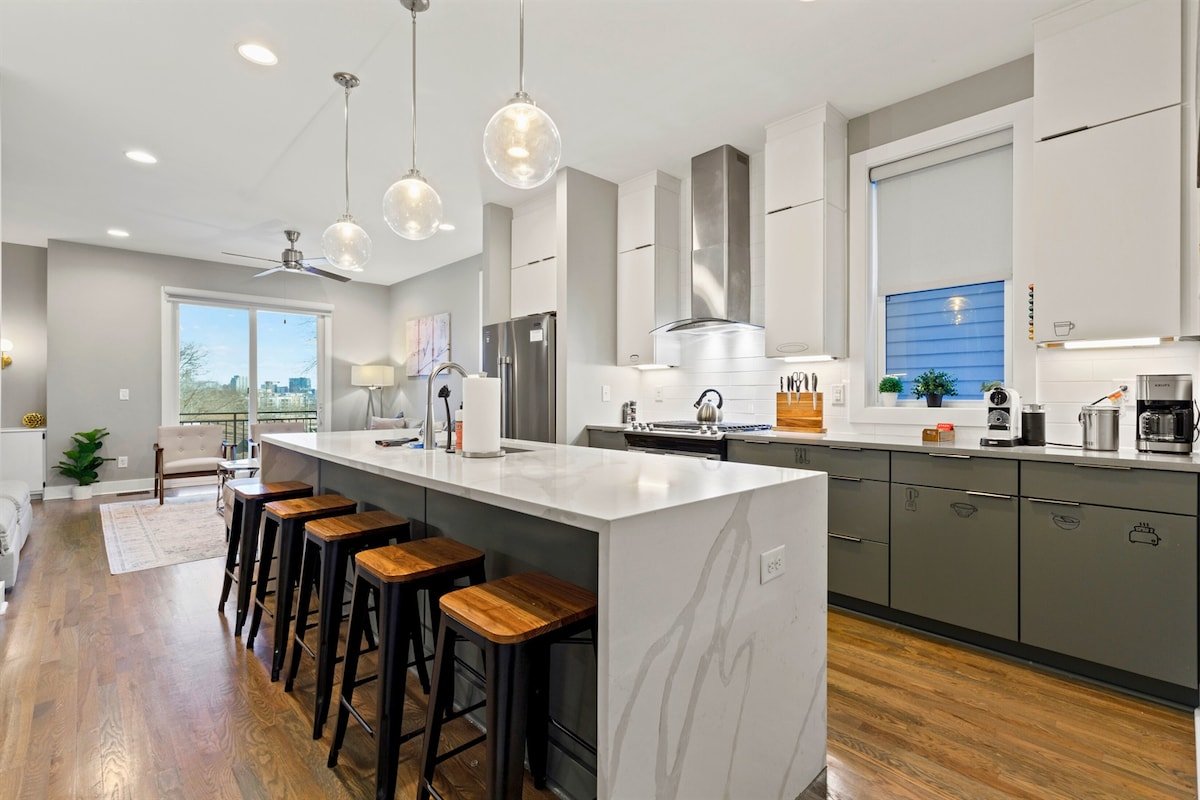 Great for Gatherings | Rooftop Views + Make Up Bar gallery image 4