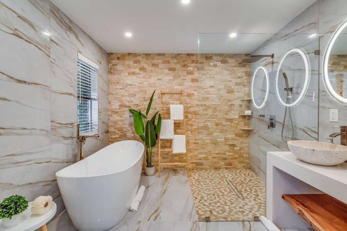 Fox Garden-Heated Pool-Spa- Boho-Downtown & Beach gallery image 4