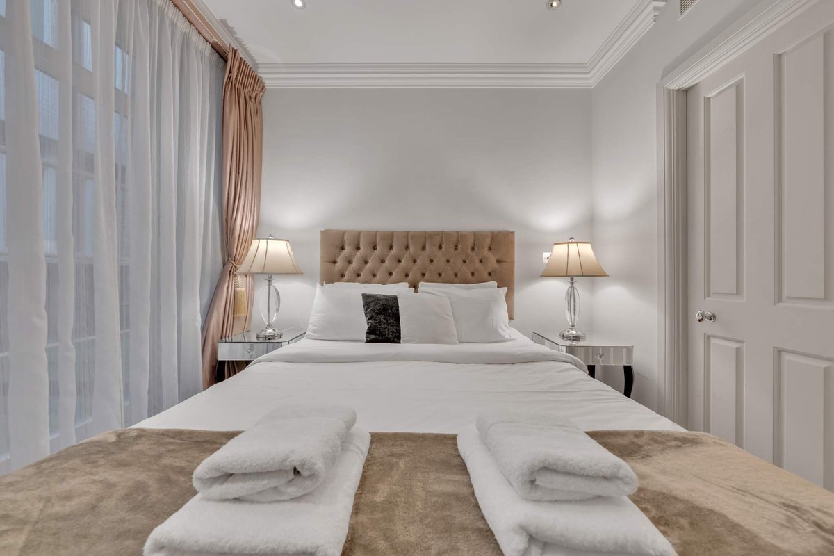 Luxurious 4-Bed Mews House in London